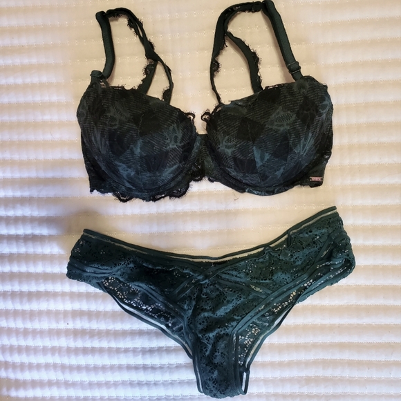 Victoria’s Secret Set (32 DD) (Medium) - Picture 2 of 5